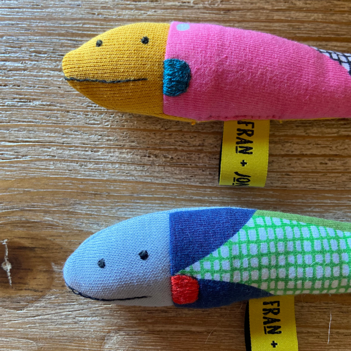 Juguete con hierba gatera - Sardina fucsia